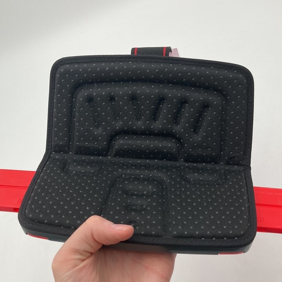 Mifold Grab and Go Portable Compact Car Seat Pink - Picture 10 of 10